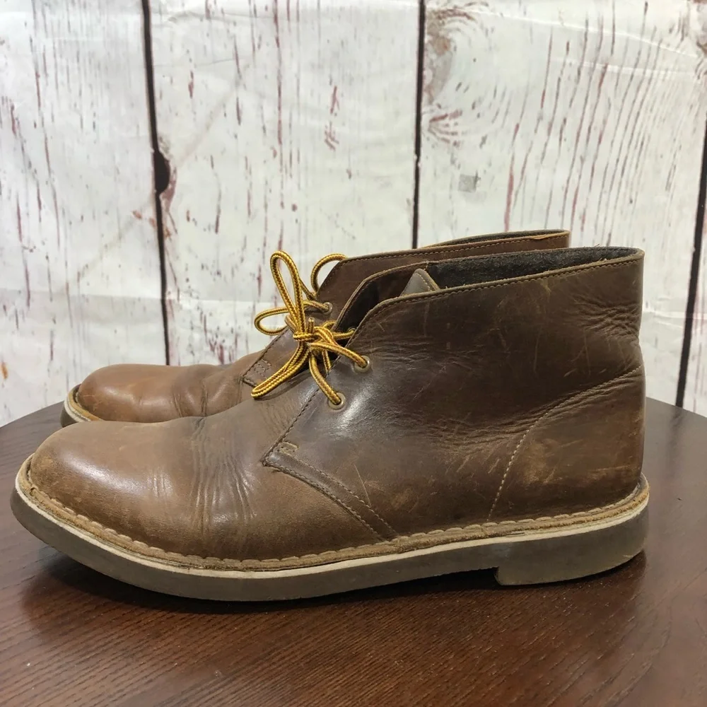Clark’s Men's Brown Leather Chukka Boots with Yellow Laces size 10**